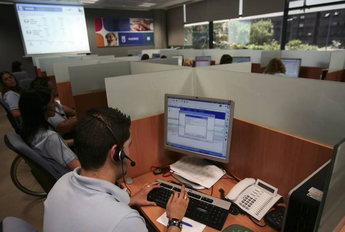 Trabajadores en un centro de asistencia en Madrid