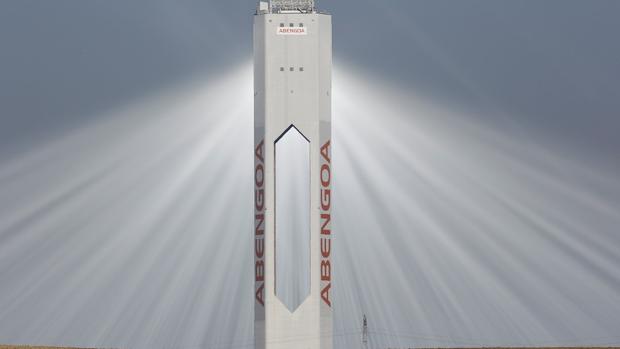 Torre en una de las plantas solares de Abengoa