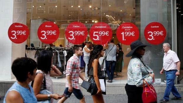 Los bajos precios y la caída del paro han impulsado el consumo en España
