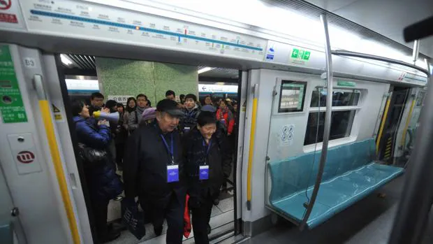 Pasajeros suben al tren en una estación de metro en la estación de Daxing, en China