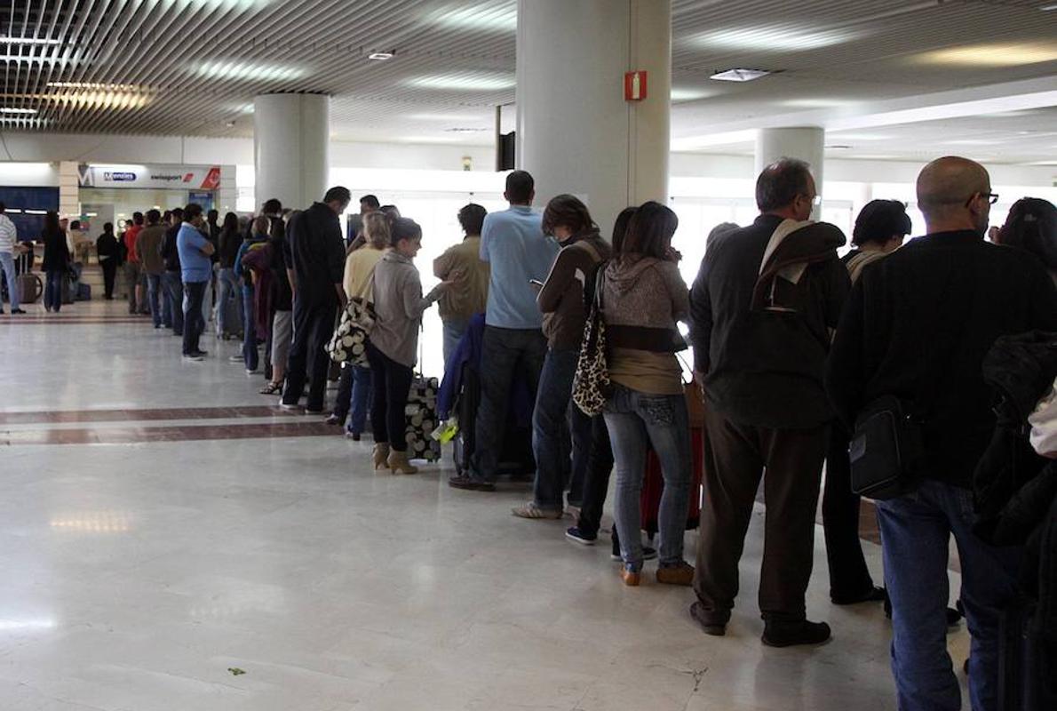 Una cola de pasajeros esperando para viajar