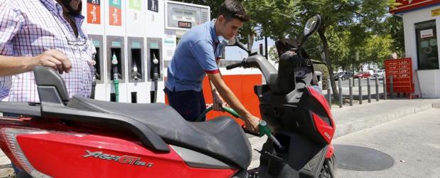 Los precios de los carburantes bajaron menos que el año pasado