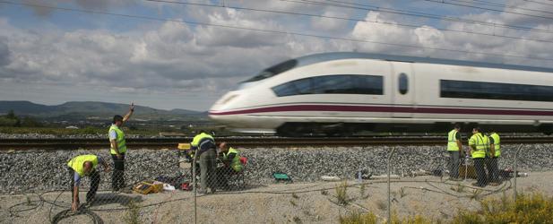 Técnicos de ADIF reparan los cables de cobre y de fibra óptica que provocaron el incidente de octubre