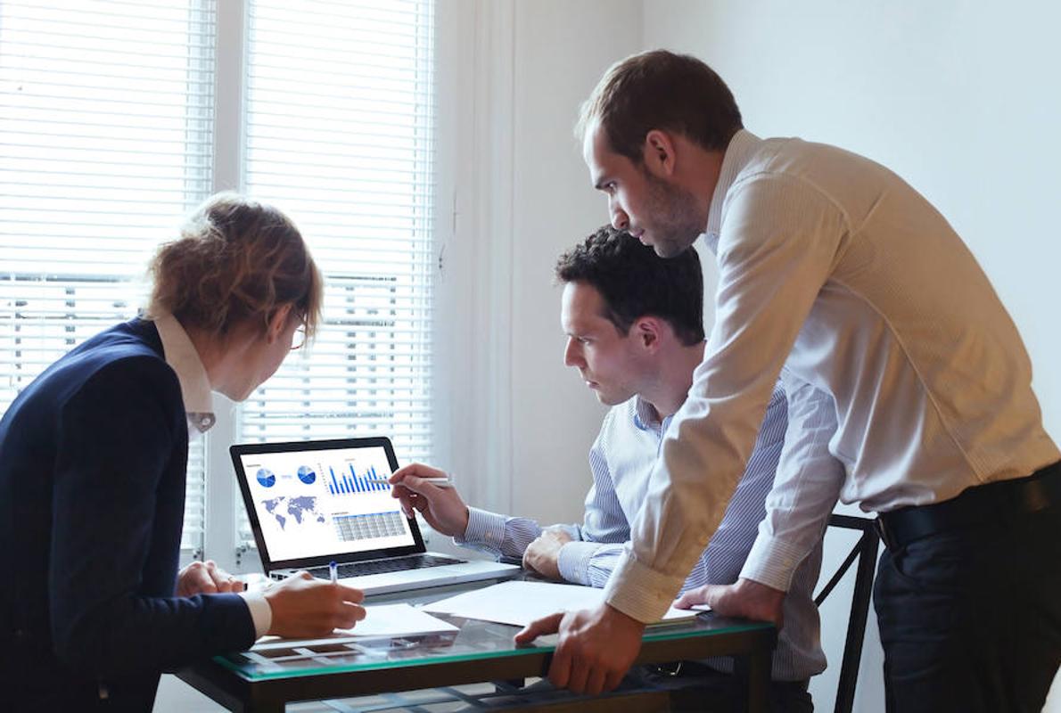 Un equipo de empleados trabajando en la oficina