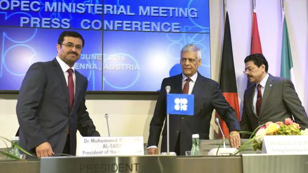 El ministro catarí de Energía, Mohammad Bin Saleh al Sada, a la izquierda, y el secretario general de la OPEP, el libio Abdalá El-Badri, en el centro