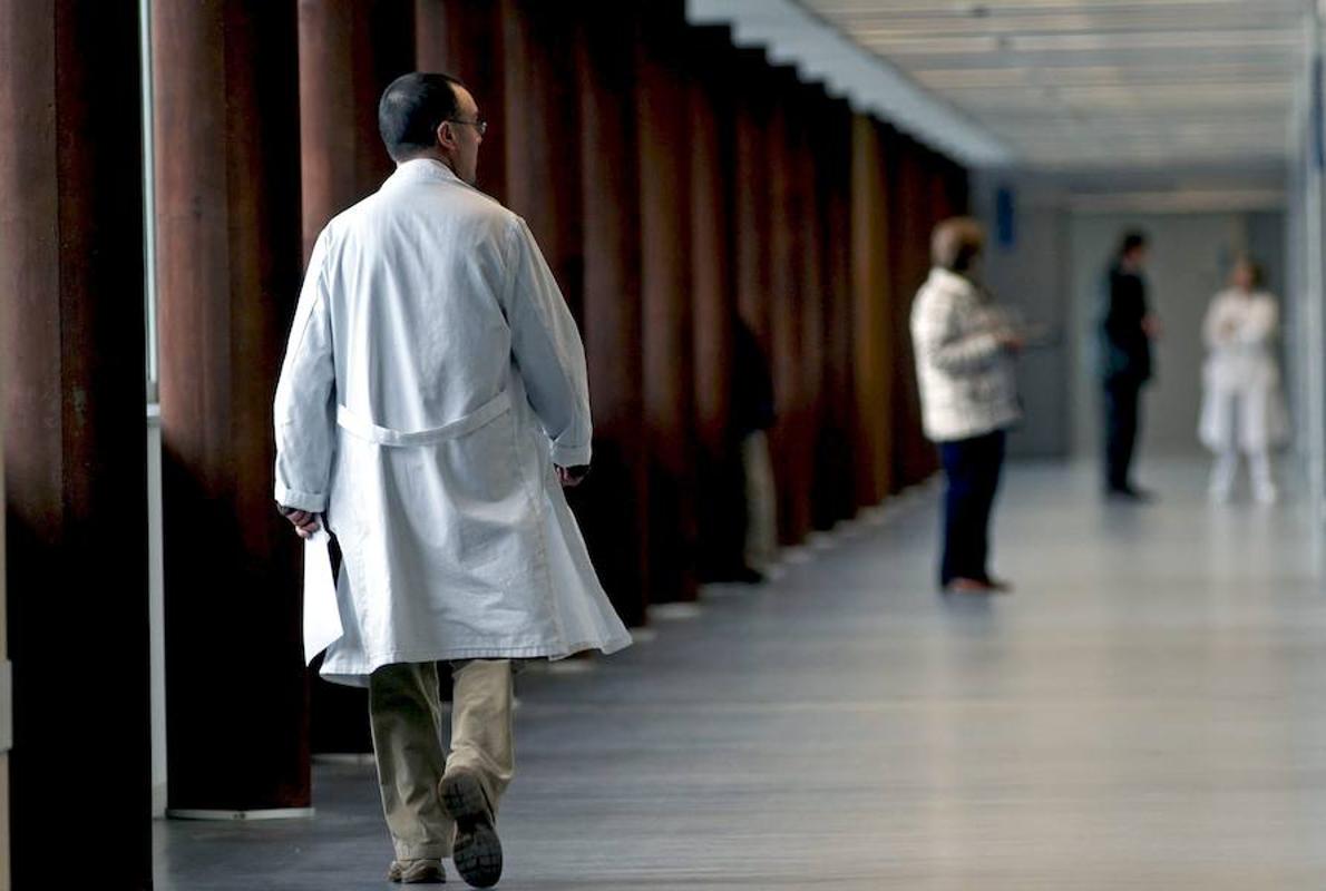 Un trabajador en un hospital gallego