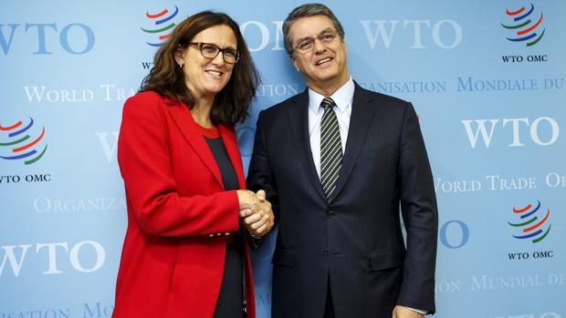 El director general de la Organización Mundial de Comercio (OMC), el brasileño Roberto Azevedo (d), da la bienvenida a la comisaria europea de Comercio, Cecilia Malmström,"