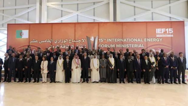 Los ministros participantes en Foro Internacional de Energía en el palacio de congresos, en Argel