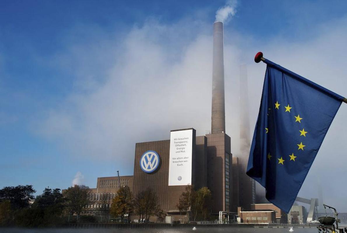 Una bandera de la UE en la sede de Wolfsburgo