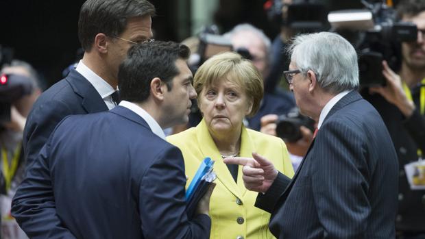 Los primeros ministros de Grecia, Holanda y Alemania con Jean Claude Juncker, presidente de la Comisión Europea