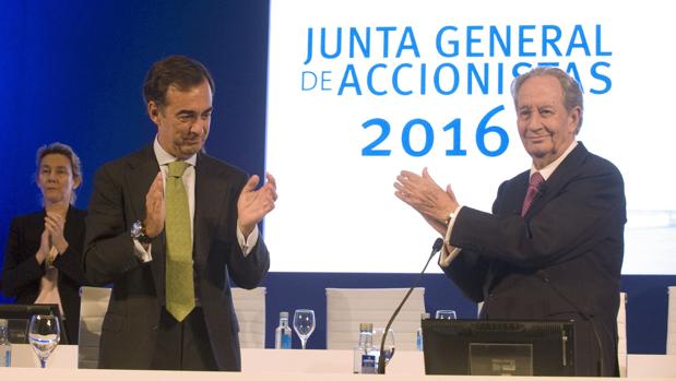 Juan Villar Mir de Fuentes y su padre Juan Miguel Villar Mir en la última junta de accionistas