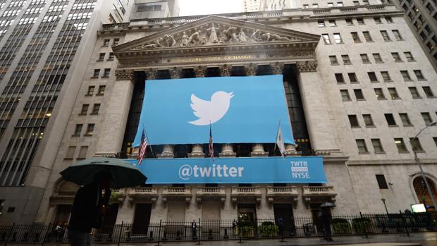 Cartel que publicitaba en 2013 la red social Twitter en el edificio de la Bolsa de Nueva York