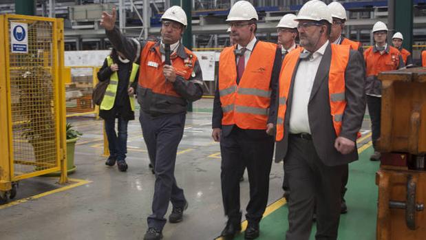 El presidente del gobierno de Aragón, Javier Lambán, en el centro, durante una visita a la fábrica