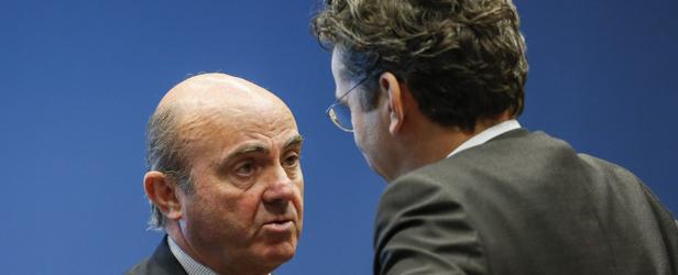 El ministro de Economía español, Luis de Guindos (i), habla con el presidente del Eurogrupo, Jeroen Dijsselbloem, al comienzo de la reunión de los ministros de Economía y Finanzas de la zona del Eurogrupo