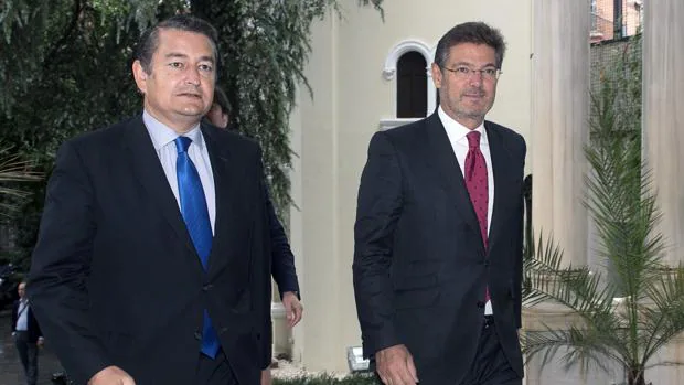 El ministro de Fomento en funciones, Rafael Catalá (derecha), acompañado del delegado del Gobierno en Andalucía, Antonio Sanz