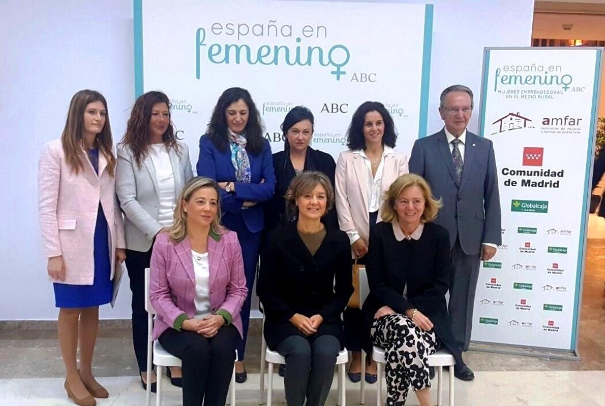 La ministra Isabel García Tejerina, la presidenta-editora de ABC, Catalina Luca de Tena, y el presidente de Globalcaja, Carlos de la Sierra, con las participantes en el foro