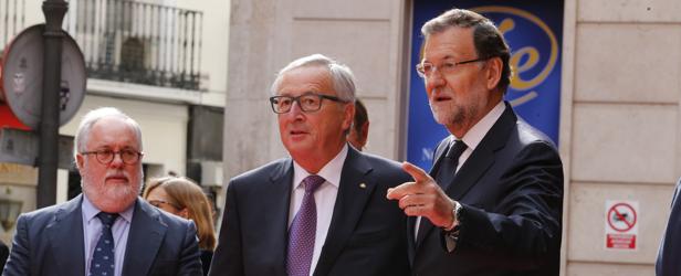 El comisario de Energía, Miguel Ángel Arias Cañete, junto al presidente de la Comisión Europea, Jean-Claude Juncker, y el presidente del Gobierno, Mariano Rajoy