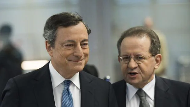 El presidente del Banco Central Europeo, Mario Draghi (i), y el vicepresidente Vitor Constancio