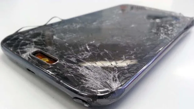 La rotura de la pantalla es uno de los desperfectos que puede sufrir nuestro «smartphone»