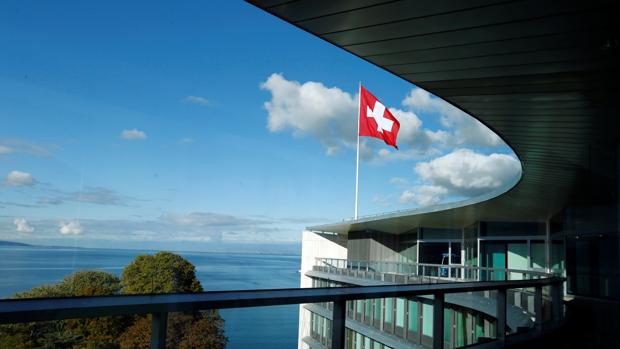 Una bandera suiza en la sede de Nestlé en Valvey