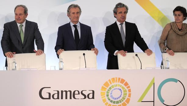 El presidente de Gamesa, Ignacio Martin (c); el secretario Carlos Quiroga (d) y el fundador de la compañía Juan Luis Arregui, durante la junta extraordinaria de accionistas