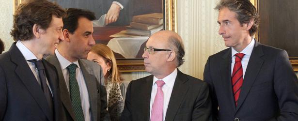 El expresidente de la FEMP, Iñigo de la Serna, junto al ministro de Hacienda, Cristóbal Montoro