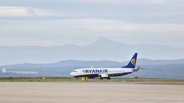 Ryanair dispone un vuelo de Lanzarote a Santiago y Madrid este viernes para los pasajeros atrapados