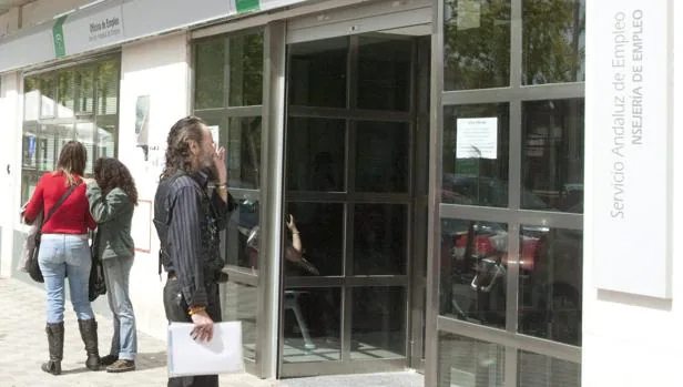 Una persona se dispone a entrar en una oficina del Servicio Andaluz de Empleo en Sevilla