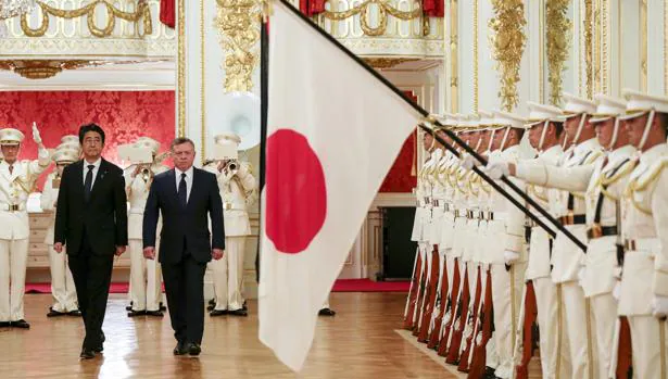 El primer ministro japonés, Shinzo Abe (i), da la bienvenida con honores militares al rey Abdalá II de Jordania (2i) antes del encuentro que mantuvieron en la residencia para jefes de Estado de Tokio esta semana