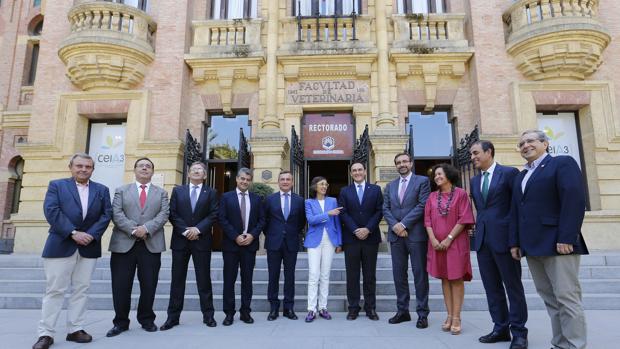 Los diez rectores andaluces con la consejera de Cultura (centro), Rosa Aguilar