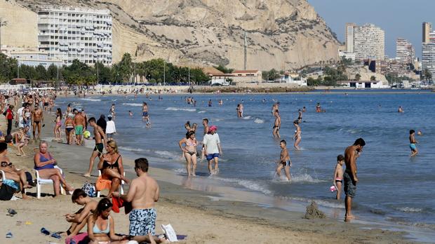 Fotografía de este domingo de turistas en una playa de Alicante