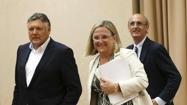 Irene Garrido (c) sustituye a Iñigo Fernández de Mesa