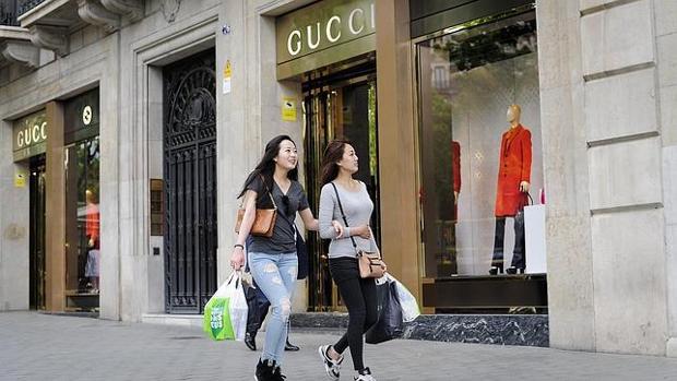 Los chinos ya compran el 30% de los productos de lujo que se venden en todo el mundo