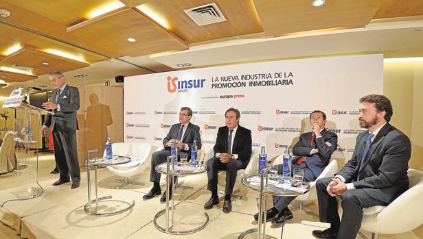 Los participantes en el encuentro «La nueva industria de la promoción inmobiliaria», celebrado en Madrid