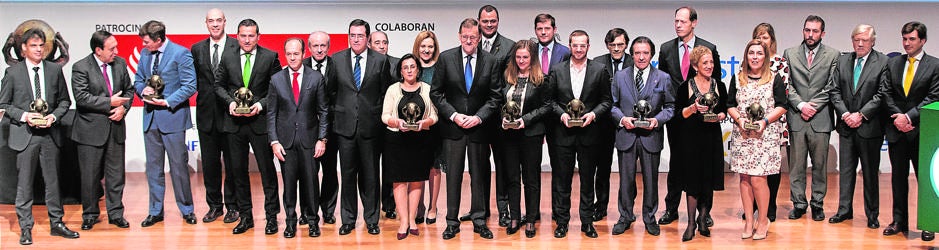 Foto de familia: los premiados por Cepyme junto al presidente del Gobierno, Mariano Rajoy, en el centro, durante la ceremonia de entrega de los galardones en el autoditoirio del Museo Reina Sofía