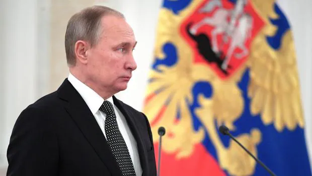 El presidente de Rusia, Vladimir Putin, asiste a un encuentro con altos oficiales