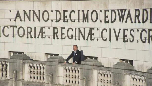 Rafael Serrano Quevedo en la terraza del Arco del Almirazgo, su edificio