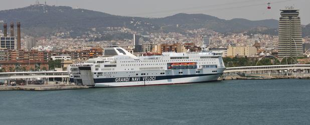 Crucero con turistas en el puerto de Barcelona