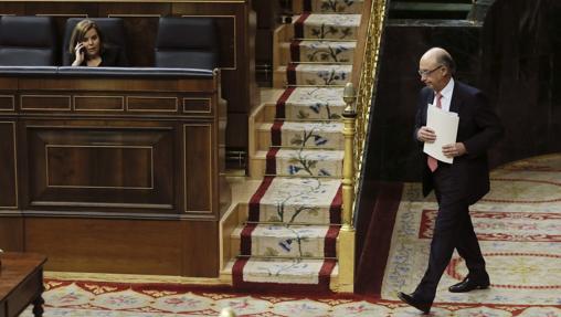 El ministro de Hacienda, Cristóbal Montoro, en el Pleno del Congreso de los Diputados