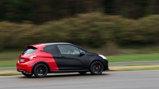 Aires deportivos en este bicolor Peugeot 208 GTI