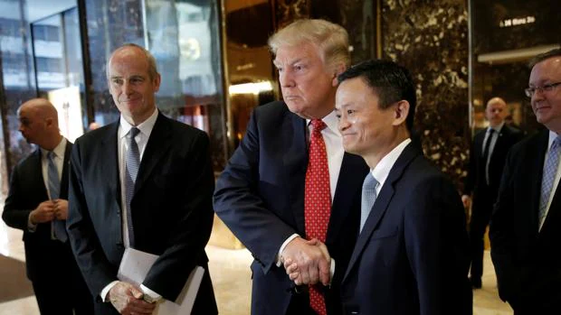 Donald Trump junto al fundador y presidente de Alibaba, Jack Ma, a quien no ha dudado en elogiar tras su reunión