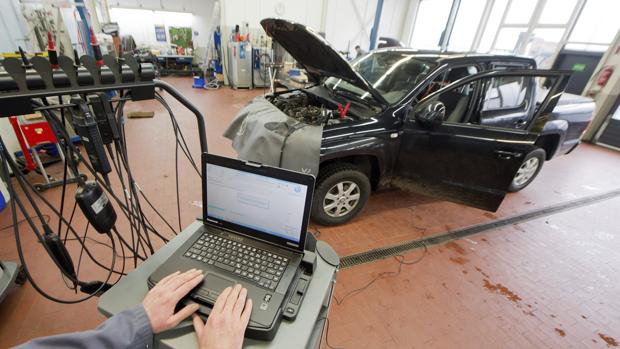 Un mecánico carga una actualización de software a un Amarok de Volkswagen