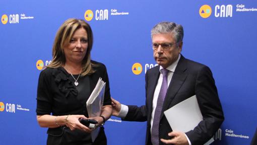 La exdirectora general de la CAM María Dolores Amorós y el expresidente de la caja Modesto Crespo