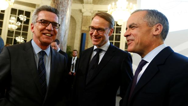 El ministro del Interior de Alemania, Thomas de Maiziere (izda), el presidente del Bundesbank (centro) Jens Weidmann y su homólogo del Banco de Inglaterra, Mark Carney