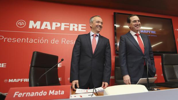 El presidente del Mapfre, Antonio Huertas y el consejero Fernando Mata, durante la presentación de resultados