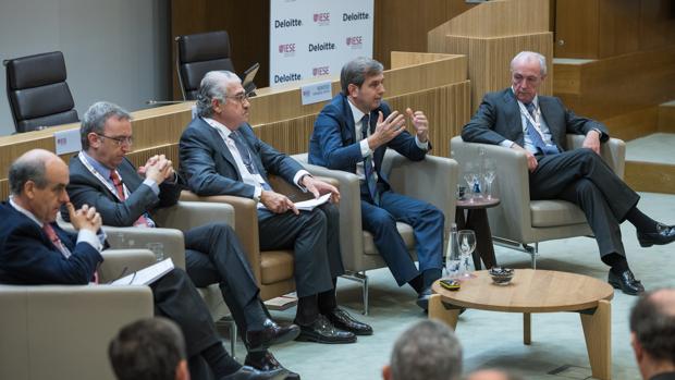 Jesús Navarro (Deloitte), Luis Aires (presidente de BP España), José Bogas (consejero delegado de Endesa), Manuel Fernández (Gas Natural Fenosa) y Nemesio Fernández-Cuesta (presidente de Isolux), durante el coloquio