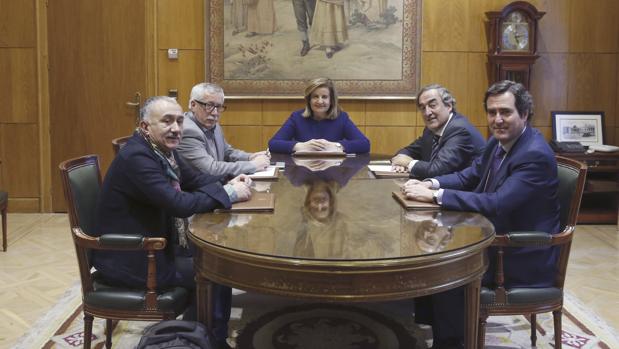 La ministra de Trabajo, Fátima Báñez (c), acompañada de los secretarios generales de UGT, y CC.OO, Ignacio Fernández "Toxo" (2i) y Pepe Álvarez (i), el presidente de la CEOE, Joan Rosell (2d) y el presidente de Cepyme, Antonio Garamendi, durante la primera reunión de la mesa sobre calidad de empleo