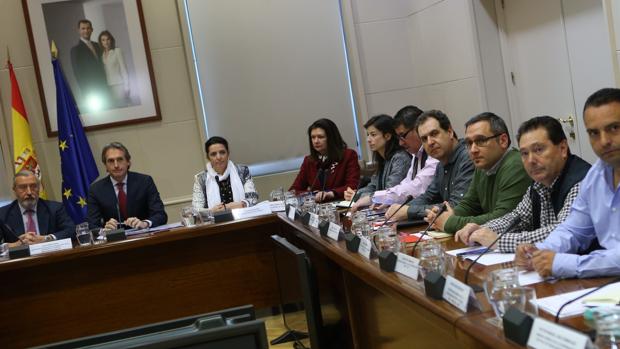 El ministro de Fomento, Íñigo de la Serna, se reunió ayer con la patronal y los representantes de los estibadores