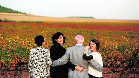 Las hermanos Ochoa junto a sus padres