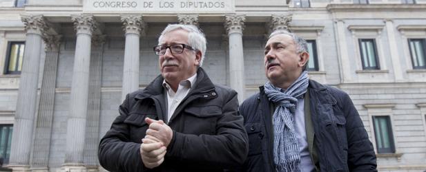 Los secretarios generales de CC.OO. y UGT, Ignacio Fernández Toxo y Pepe Álvarez, frente al Congreso de los Diputados